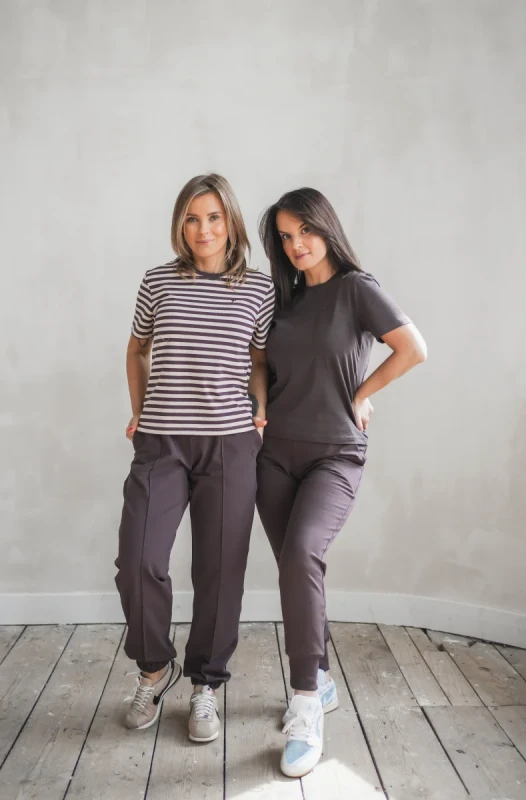 spodnie jogger damskie tuss brąz sneakers outfit