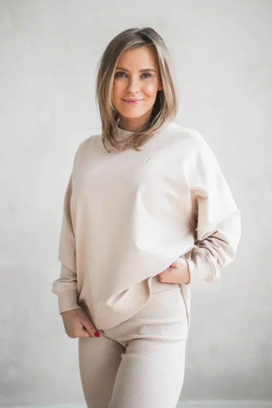beżowa bluza damska tuss oversize pełna sylwetka