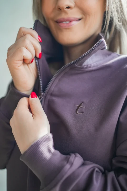 bluza quarter zip damska TUSS zbliżenie zamka i haftu logo