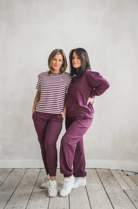 bluza quarter zip damska bordo TUSS zbliżenie logo