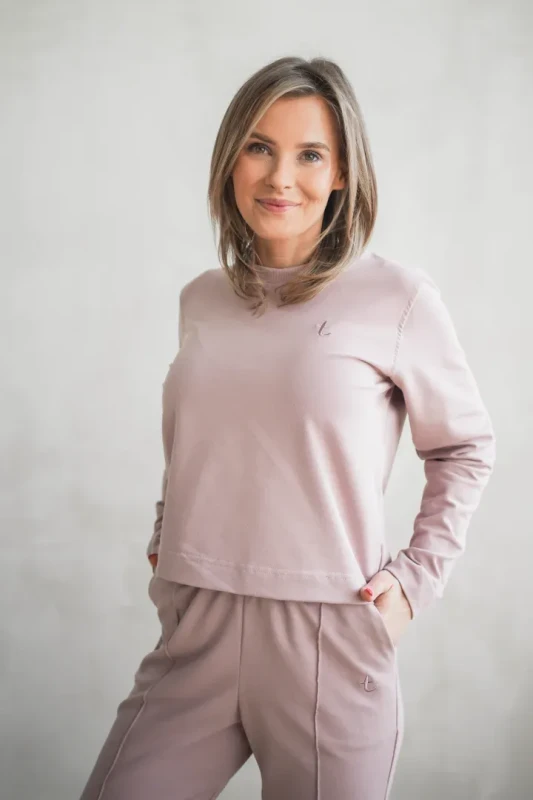 minimalistyczna bluza damska pudrowy róż TUSS stylizacja
