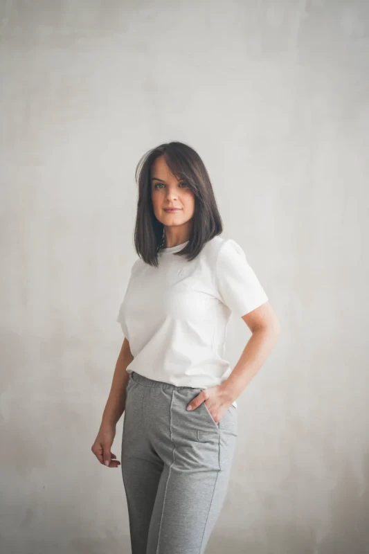 spodnie damskie TUSS szary melanż z białym t-shirtem