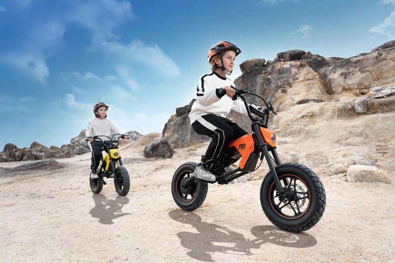dziecko jadące na elektrycznym motocyklu terenowym R8