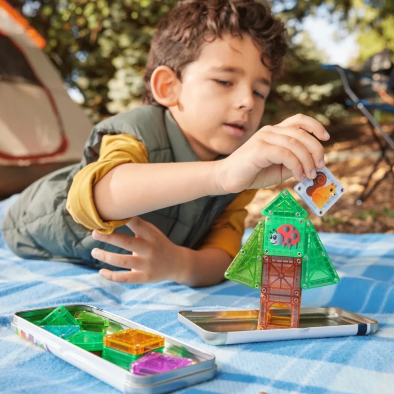 dziecko bawi się klockami magnetycznymi Magna Tiles w plenerze
