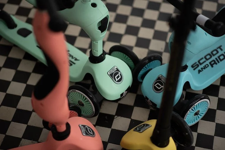 SCOOTANDRIDE-Highwaykick-1-2w1-Jezdzik-i-hulajnoga-1-5-lat-Kiwi-polkabubu-13.webp