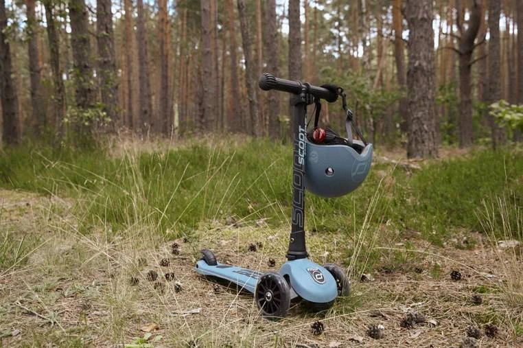 kask dziecięcy z lampką LED tył Steel