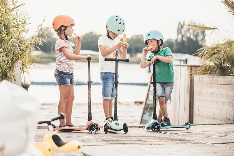 kask Scoot and Ride widok tył LED