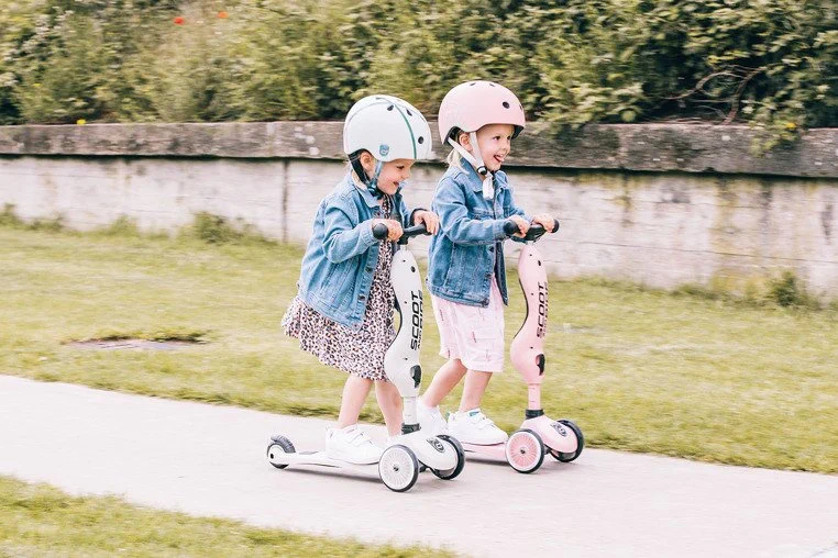 kask dziecięcy z moskitierą wentylacja