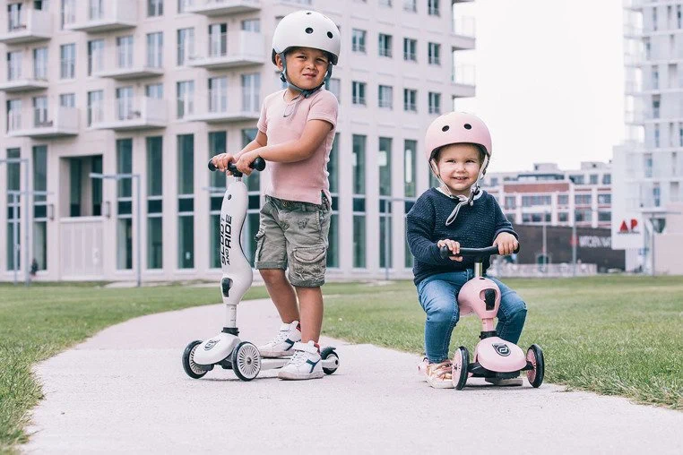 kask Scoot and Ride widok tył LED