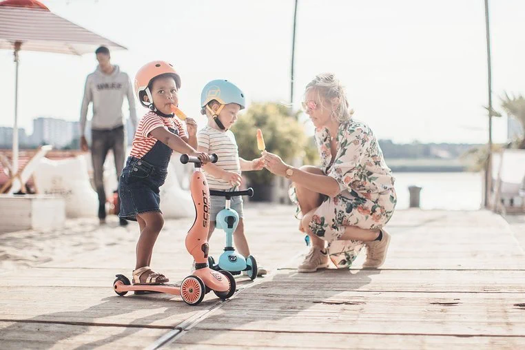kask z lampką LED Scoot and Ride tył