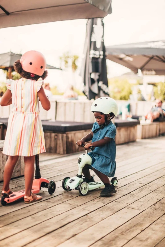 kask dziecięcy premium Scoot and Ride black