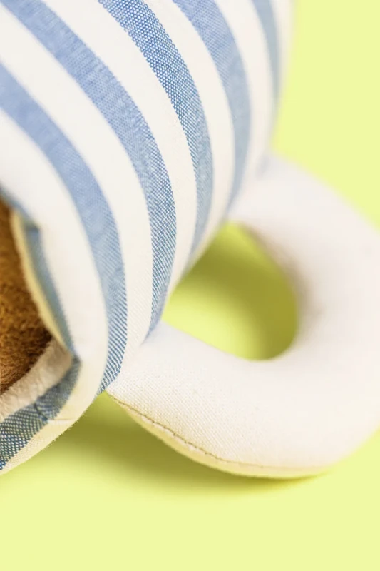 A2MUG-Amuseables-Rosie-Lea-Mug-Of-Tea-Yellow-Detail-Shot-2.webp