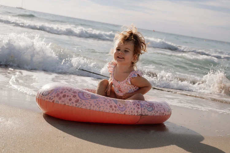 dziecko bawi się pontonem little dutch dreamy mermaid na plaży