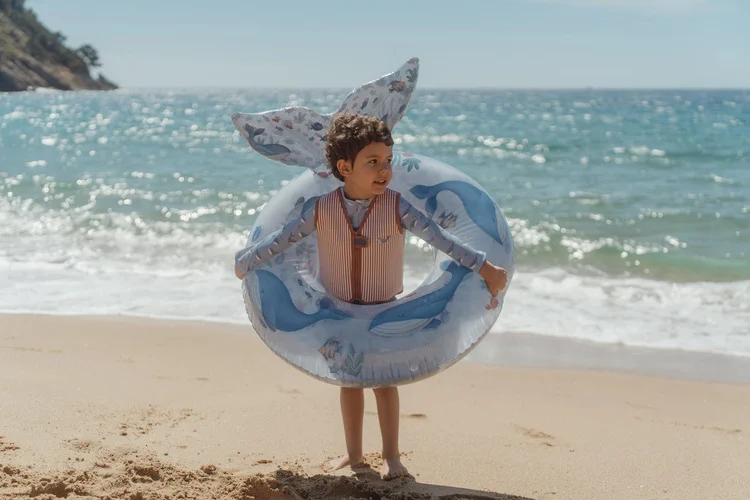 dziecko w kole do pływania little dutch ocean world na plaży