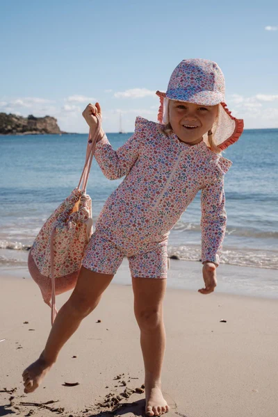 dziecko z workiem plażowym little dutch na plaży
