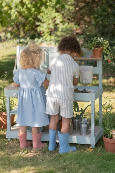 dzieci bawiące się kuchnią ogrodową Little Dutch w ogrodzie