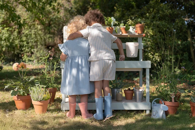 dzieci przy kuchni ogrodowej zabawa outdoor Little Dutch