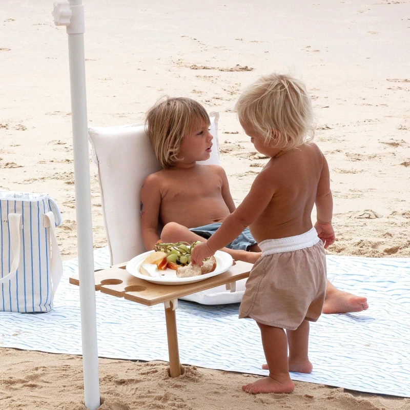 stolik piknikowy na plaży z dziećmi SunnyLife