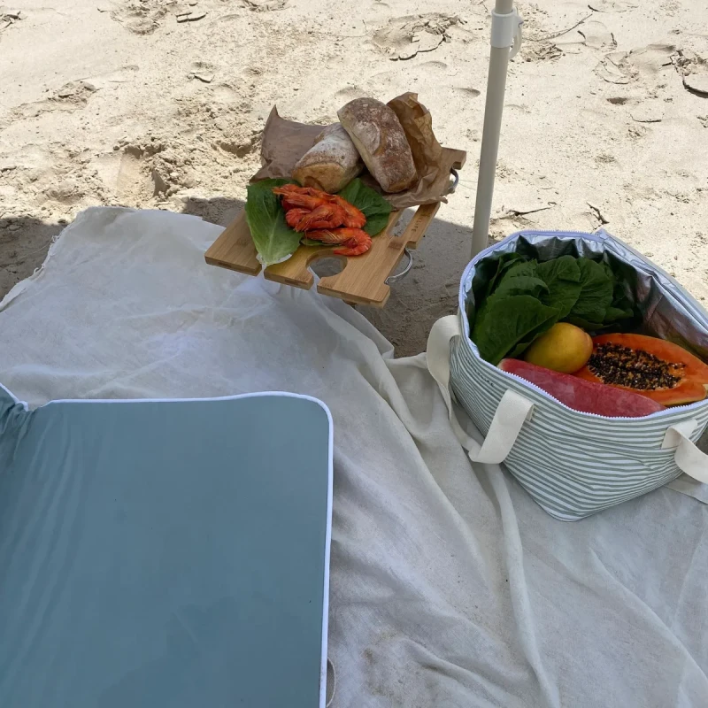 stolik piknikowy z jedzeniem na plaży bambus