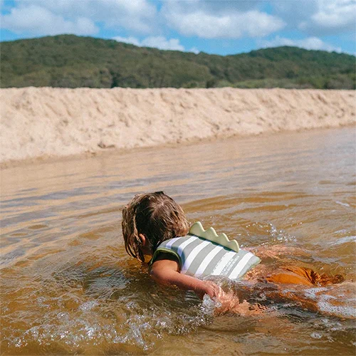 kamizelka do pływania dziecko na plaży