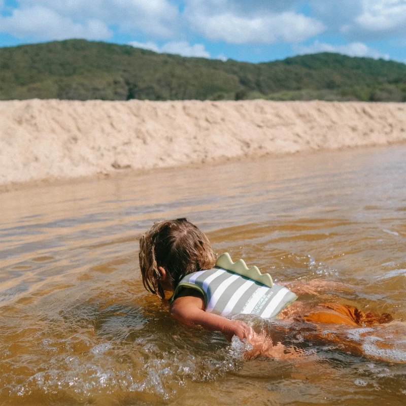 kamizelka do pływania dziecko na plaży