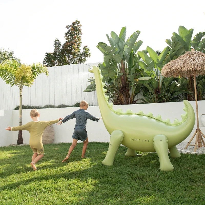 dzieci bawiące się wodą przy zraszaczu dino SunnyLife