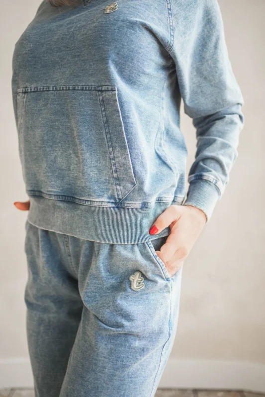 detal spodni jeansowych TUSS materiał i logo