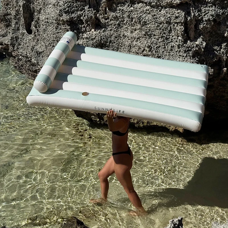 materac plażowy SunnyLife przenoszony nad wodą