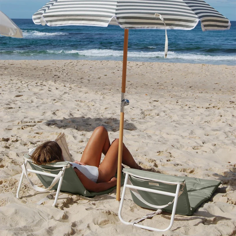 leżak plażowy na plaży z parasolem minimalistyczny
