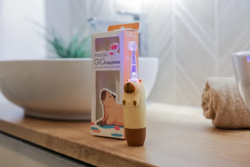 dzieci myją zęby szczoteczką soniczną InnoGIO