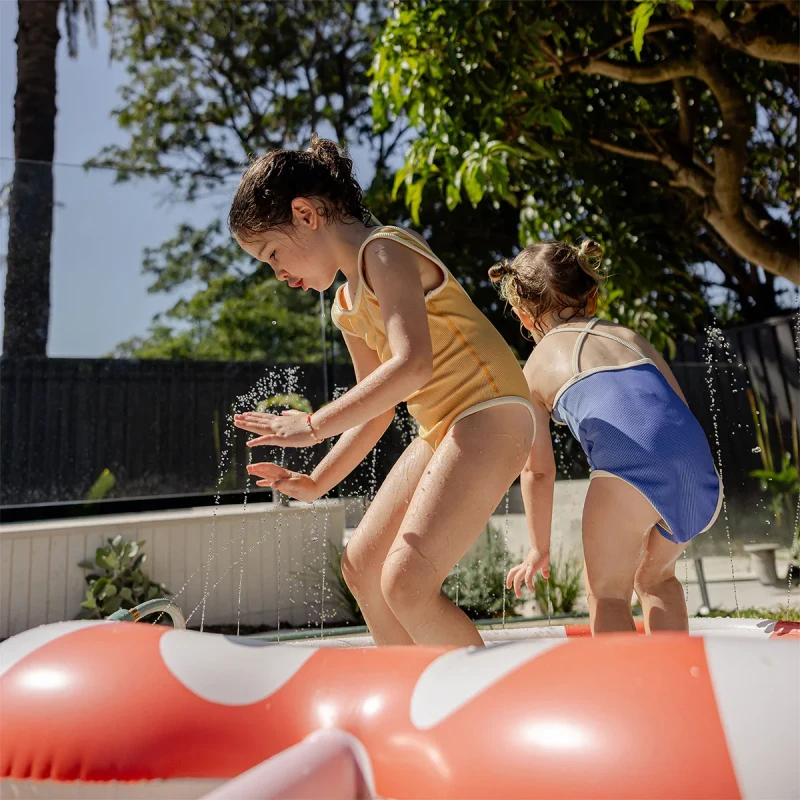 Mata zraszająca dla dzieci SunnyLife Poppy the Peach 3+ – wodna mata ogrodowa