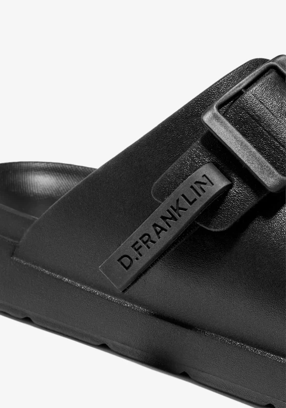 Detal klapek D Franklin czarne klamry i logo