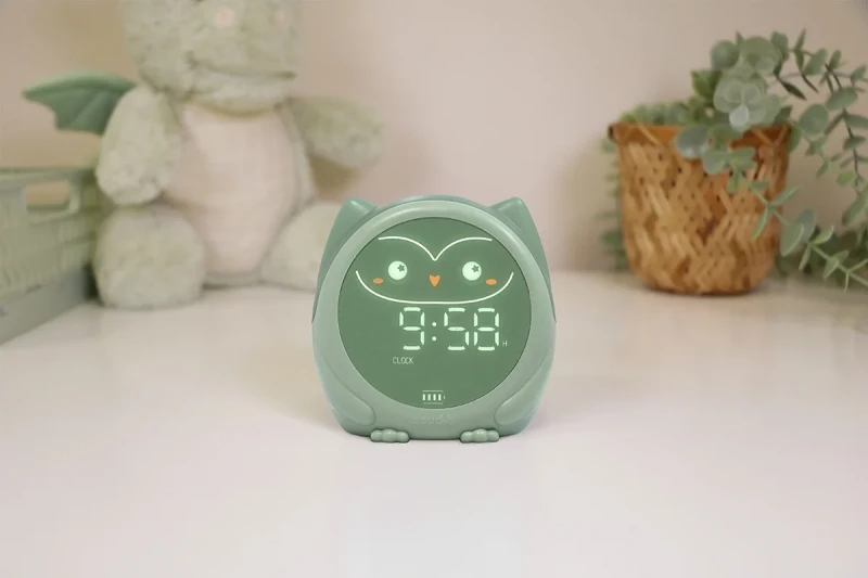 sowa Owlie na stoliku nocnym w pokoju dziecka