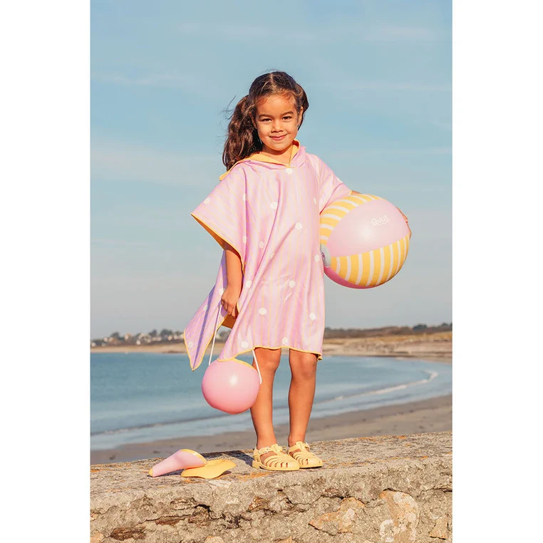 Dziecko w poncho QUUT Banana Pink z piłką plażową