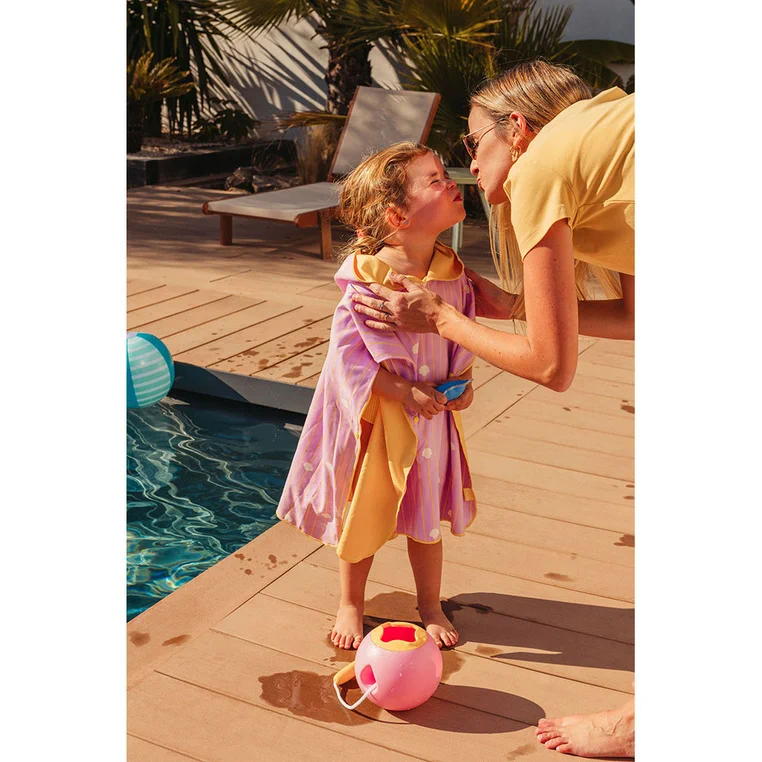 QUUT-Dwustronne-poncho-kapielowe-dla-dzieci-Banana-Pink-polkabubu-7.webp