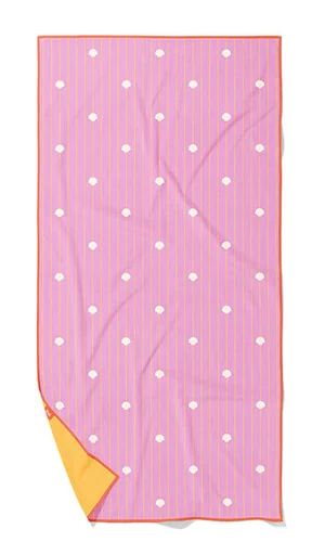 Dziecko siedzi w poncho z ręcznika QUUT PlayTowels Doll House
