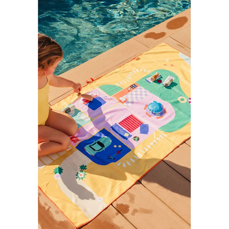 Mata do zabawy dla dziecka QUUT PlayTowels Doll House przy basenie