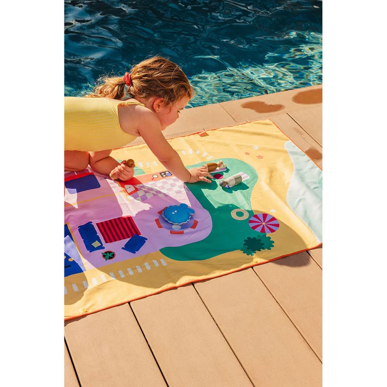 QUUT-Dwustronny-recznik-plazowy-PlayTowels-M-140-x-70cm-Doll-house-polkabubu-7.webp