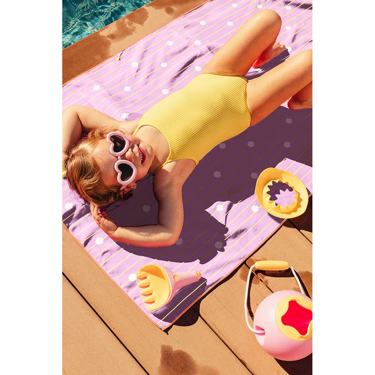 QUUT-Dwustronny-recznik-plazowy-PlayTowels-M-140-x-70cm-Doll-house-polkabubu-8.webp