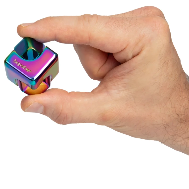 bopster Fidget Cube Spinner wielokolorowy metaliczny w dłoni
