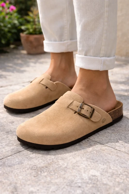 Kobieta w beżowych skórzanych klapkach Bio Bio Casandra Suede Cappuccino z korkową wkładką