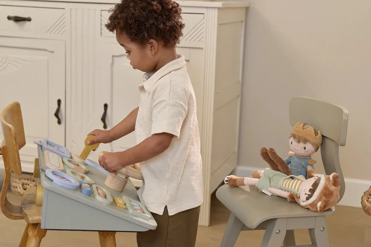 Zabawa dziecka kierownicą sensoryczną Little Dutch 1 plus
