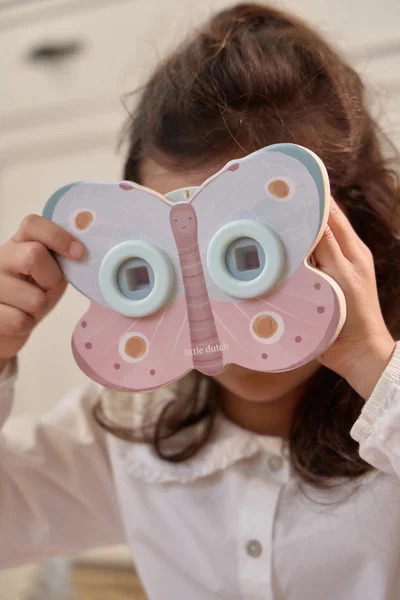 Dziecko oglądające obrazki w projektorze Little Dutch motyl