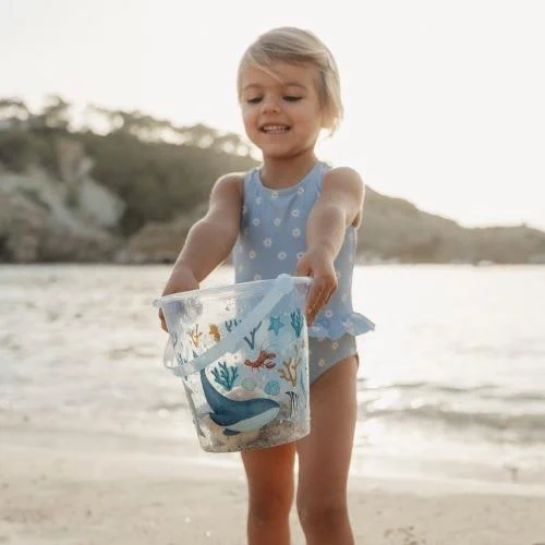 Dziecko z wiaderkiem Little Dutch Ocean Dreams Blue na plaży
