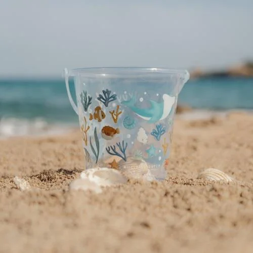 Little Dutch wiaderko do piasku Blue Ocean Dreams na plaży