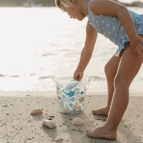 Wiaderko plażowe Little Dutch Ocean Dreams Blue podczas zabawy dziecka