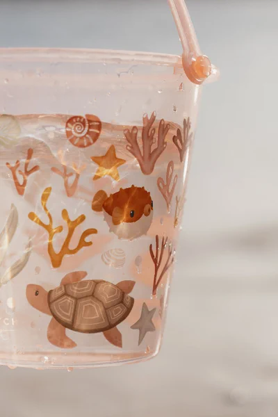 Zbliżenie na Little Dutch wiaderko Pink Ocean Dreams z motywami morskimi