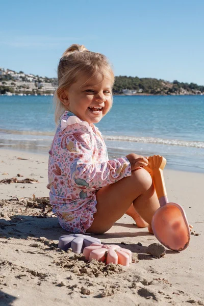 Dziecko bawiące się zestawem plażowym Little Dutch Dreamy Mermaid na plaży