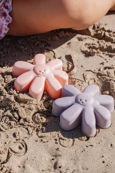 Foremki do piasku Little Dutch Dreamy Mermaid na plaży podczas zabawy