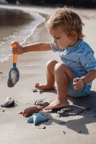 Dziecko bawiące się zestawem plażowym Little Dutch Ocean World na plaży